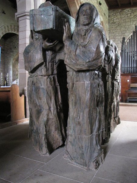 lindisfarne_the journey.jpg - In de kerk staat deze beeldengroep "The journey". Het is een uitbeelding van de monniken die St. Cuthbert wegdragen om hem te beschermen voor de aanvallen van de vikingen. Uiteindelijk zou St. Cuthbert te rusten worden gelegd in de kathedraal van Durham. Hier staat op een plein een bronzen versie van deze beeldengroep.